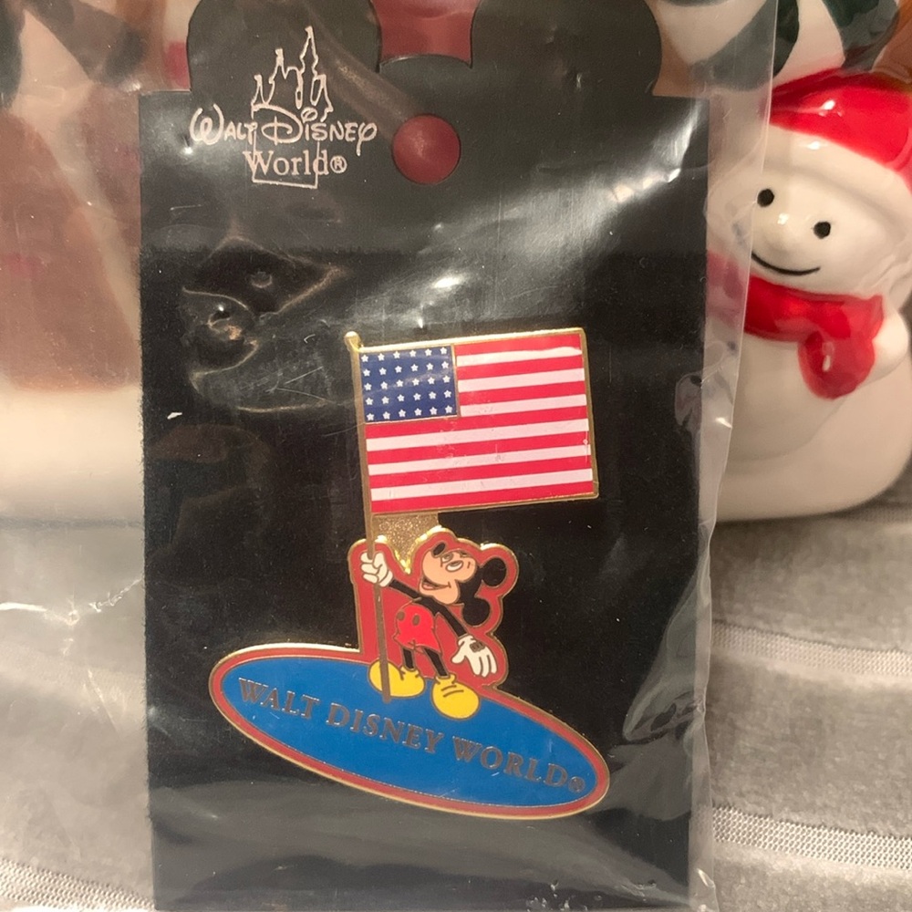 WALT DISNEY WORLD MICKEY USA FLAG PIN
